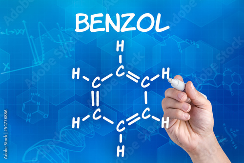 Hand zeichnet chemische Strukturformel von Benzol