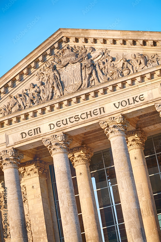 Obraz premium The front of the Reichstag building