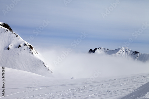 Fototapeta Naklejka Na Ścianę i Meble -  Ski slope in fog