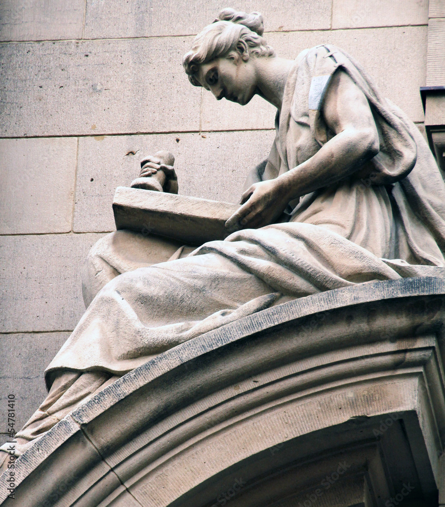 Obraz premium Estatua sobre la entrada de un palacio en el centro de Berlin, Alemania