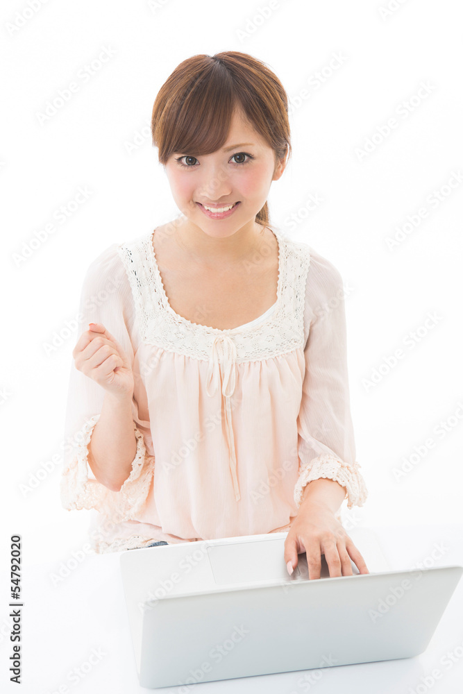 コンピューターを使う女性