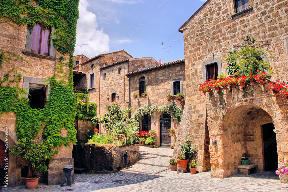 Fototapeta Malowniczy zakątek uroczego miasteczka na wzgórzu we Włoszech