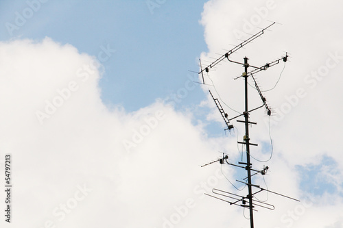 alte Fernsehantenne vor bewölktem Himmel