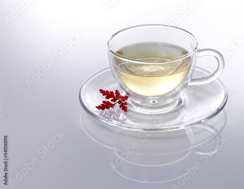 Weißer Tee mit roter Blüte
