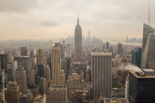 Wolkenkratzer Skyline von New York im Nebel
