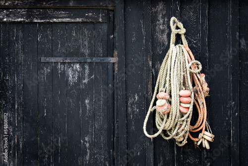 Photos Filet de pêche sur la porte d'une cabane à Etretat