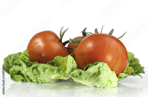 tomates sobre hojas tiernas de lechuga