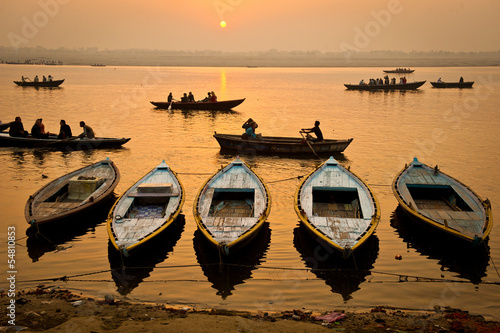 Tableau sur toile Boats in te sunrise - Varanasi, India