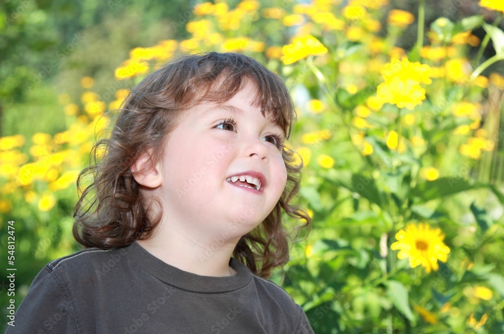 enfant dans un jardin enfant dans un jardin