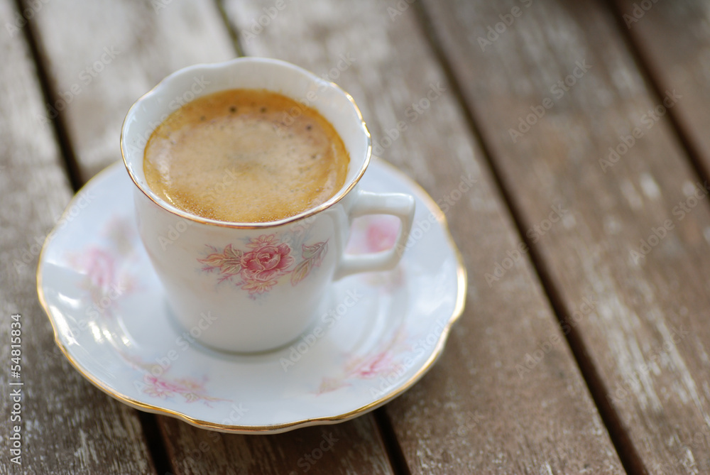 Obraz premium espresso in a cup with flower pattern and gold linen