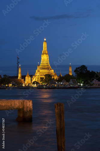 night scene of Wat Arun © soonwh