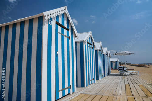 cabine de plages bleues et blanches