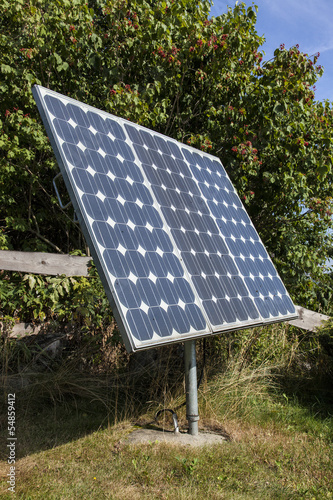 kleines Solarpanel zur Stromerzeugung im Garten