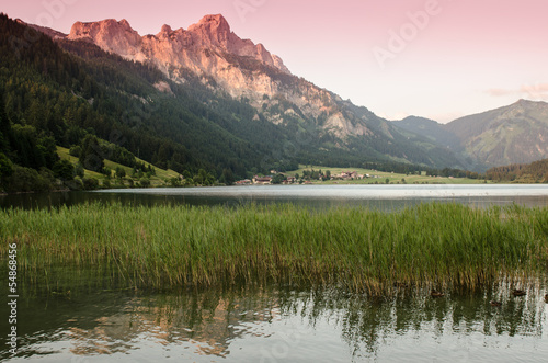 See und Berge im Abendrot