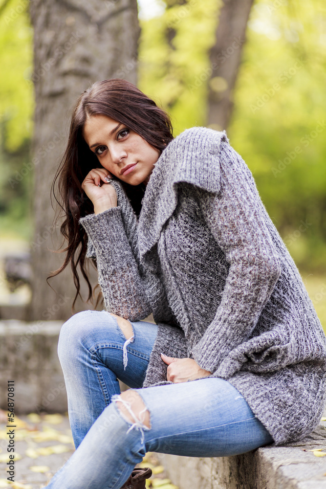 Obraz premium Young woman at autumn park