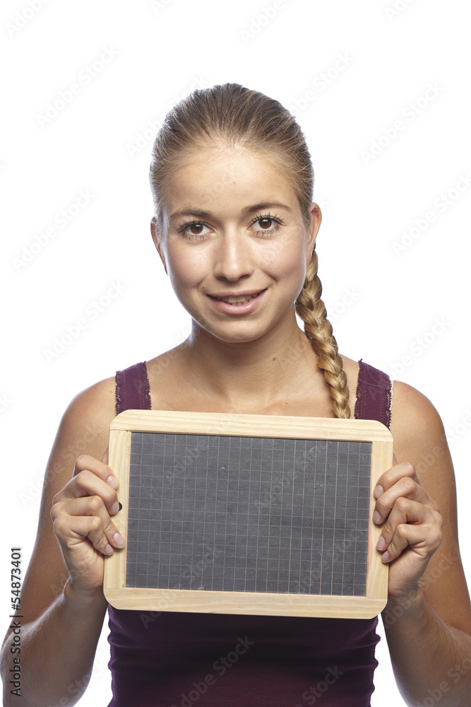 Junge Frau zeigt eine Schiefertafel Junge Frau zeigt eine Schiefertafel