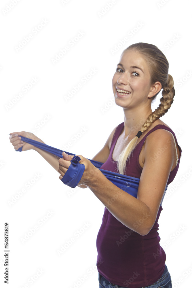 Junge Frau bei einer Übung mit dem Gymnastikband Junge Frau bei einer Übung mit dem Gymnastikband