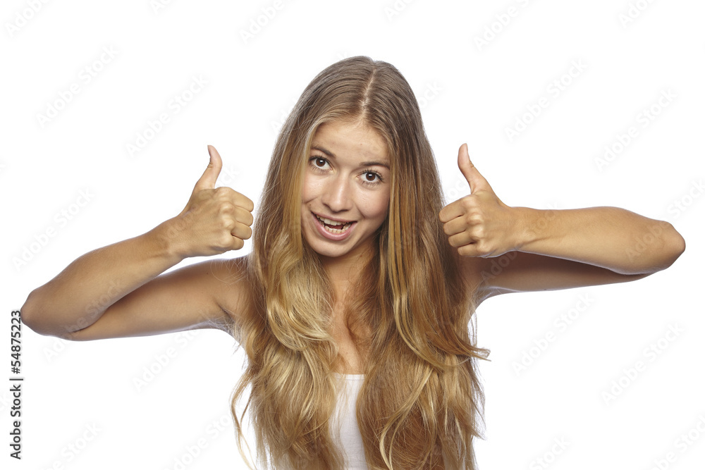 Fröhliche, junge Frau hebt beide Daumen