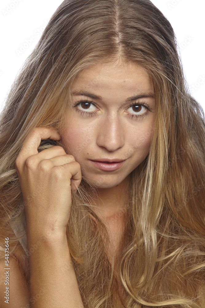 Rotblonde, junge Frau in nachdenklicher Pose Rotblonde, junge Frau in nachdenklicher Pose