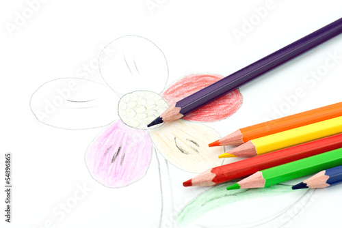 Kolorowe kredki i narysowany kwiatek photo
