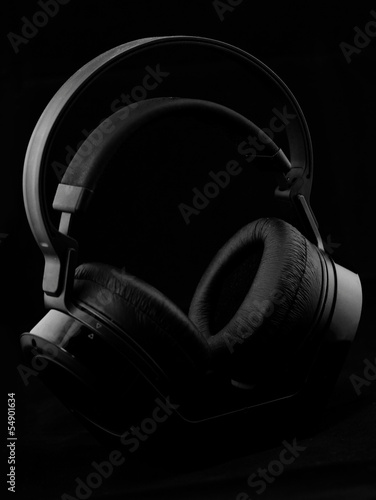 Obraz na płótnie Headphones on black background w salonie