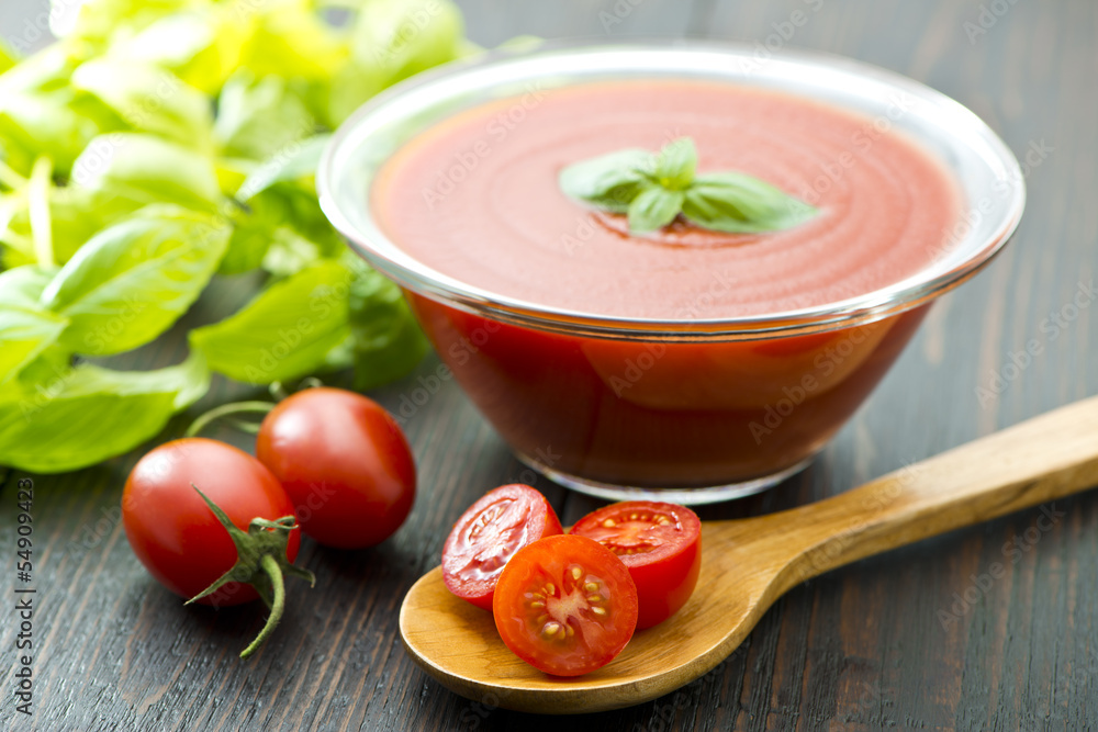 passata di pomodoro con basilico e mestolo passata di pomodoro con basilico e mestolo