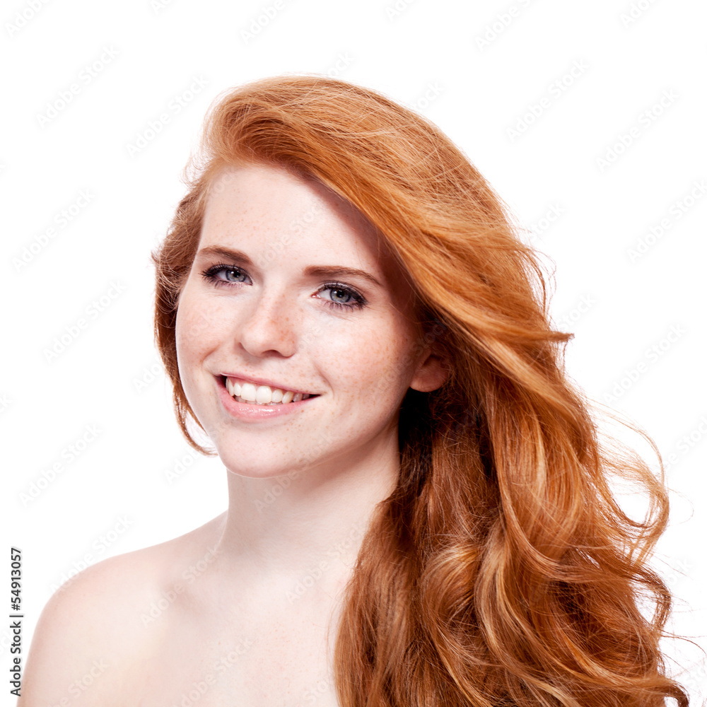 attraktive junge frau mit roten haaren und sommersprossen attraktive junge frau mit roten haaren und sommersprossen