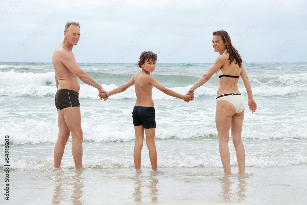 glückliche familie spaß am strand im urlaub