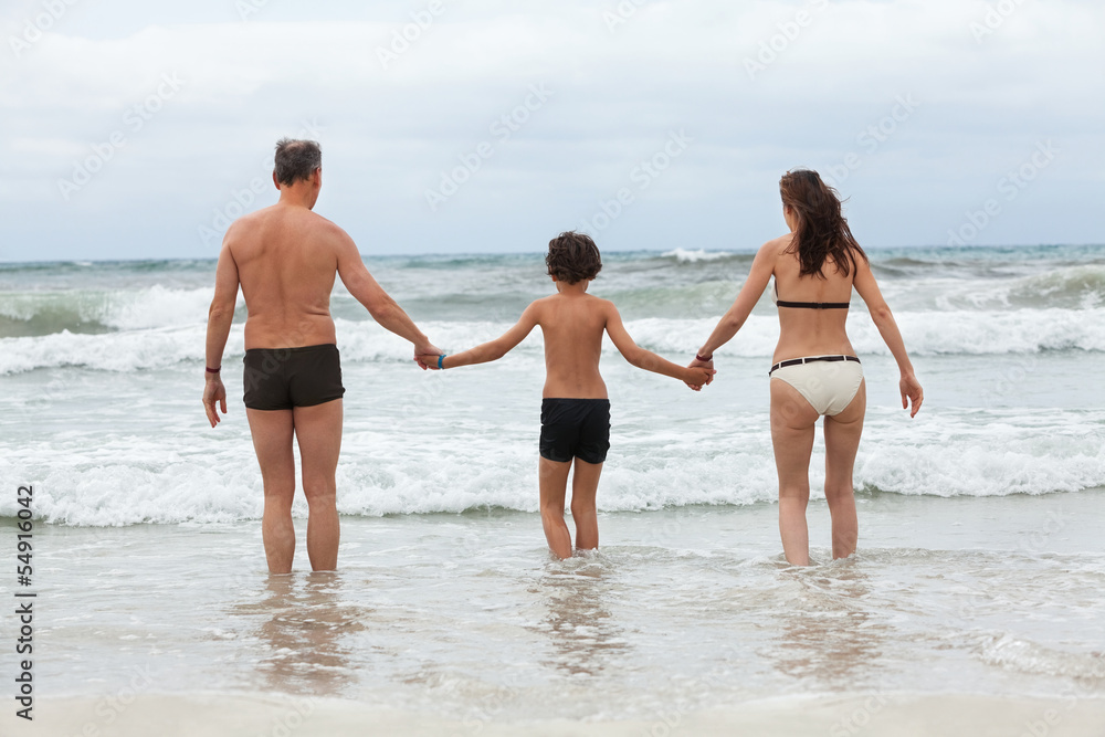 glückliche familie spaß am strand im urlaub