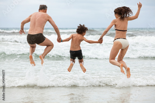 glückliche familie spaß am strand im urlaub