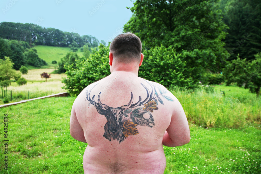 Mann mit Hirsch Tattoo – Stock-Foto | Adobe Stock