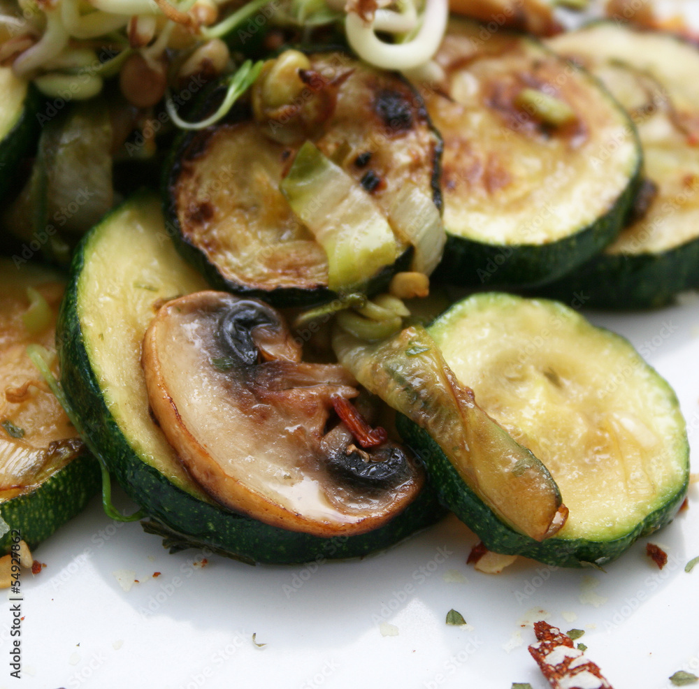 Zucchinis und Champignons