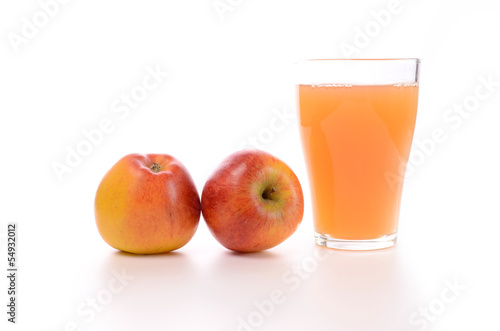 Naturtrüber Apfelsaft mit zwei Äpfeln