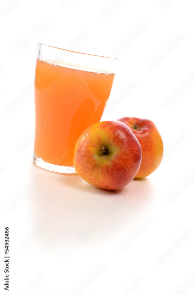 Naturtrüber Apfelsaft mit zwei Äpfeln Naturtrüber Apfelsaft mit zwei Äpfeln