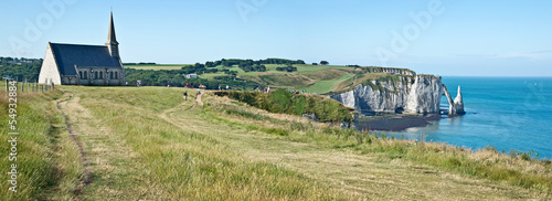 Panorama chapelle et falaise d'Etretat photo