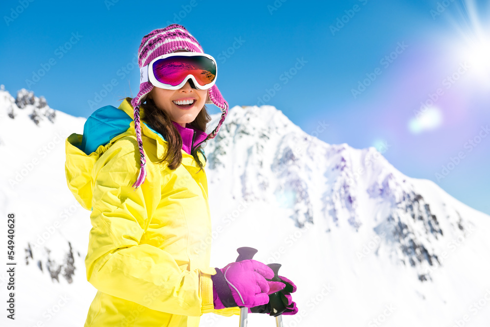 Frau im Skigebiet