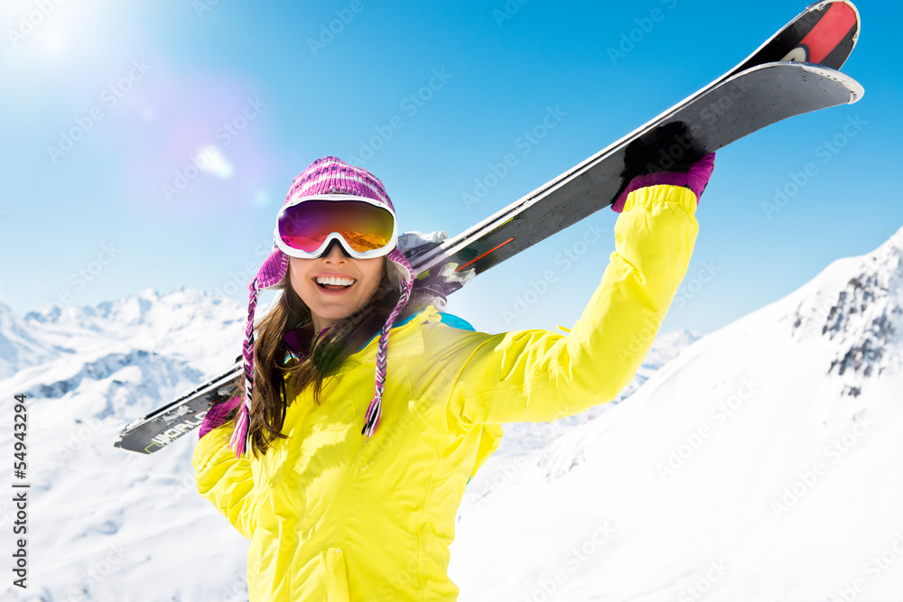 Frau trägt Ski - obrazy, fototapety, plakaty 