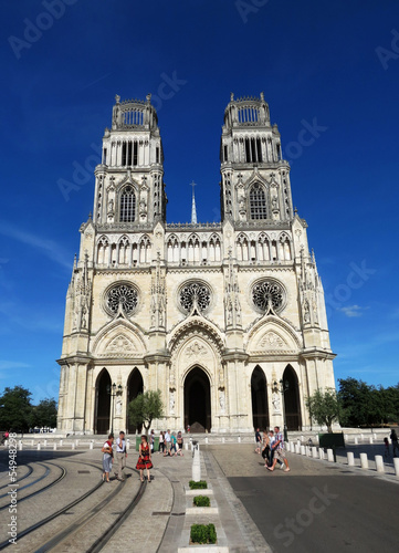 Parvis de la cathédrale Sainte Croix d'Orléans France