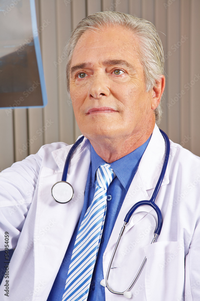 Arzt in Sprechstunde schaut auf Röntgenbild Stock Photo Adobe Stock