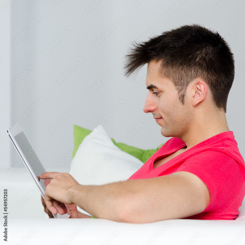 junger mann arbeitet am tablet junger mann arbeitet am tablet