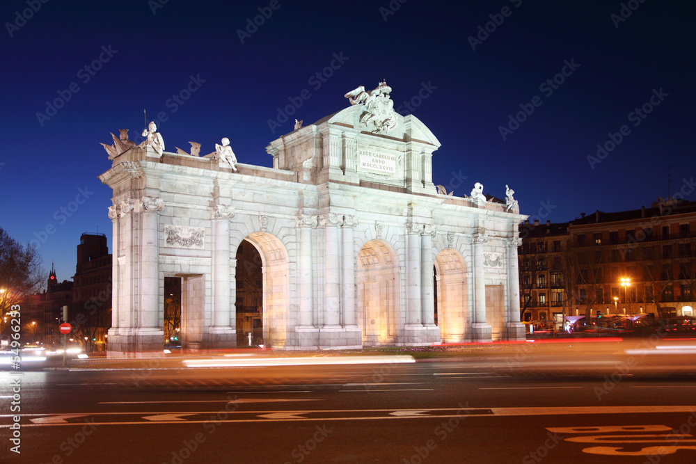 Fototapeta premium Arch Puerta de Alcala at Independence of Spain square at night