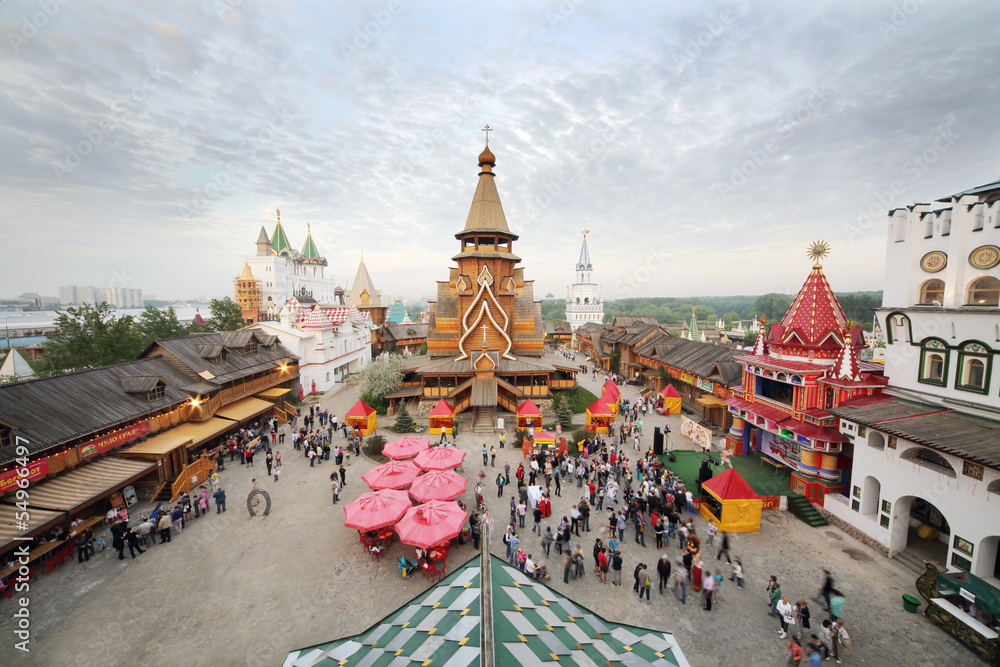 Naklejka premium Crowd in entertainment center Kremlin