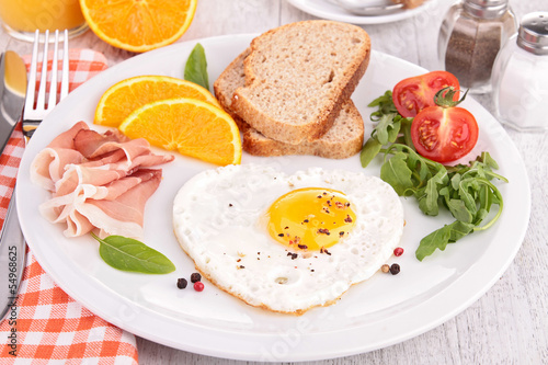 breakfast with egg, bread and ham