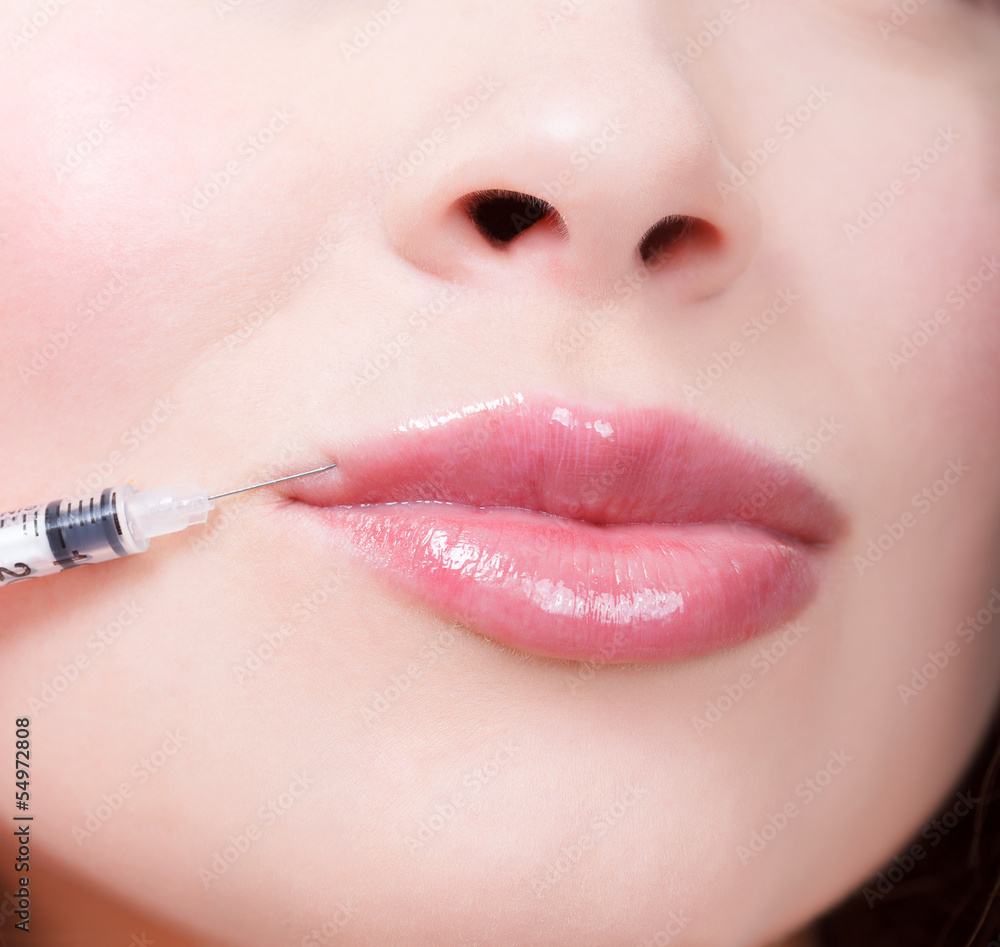 Obraz premium Close-up woman receives cosmetic injection with syringe