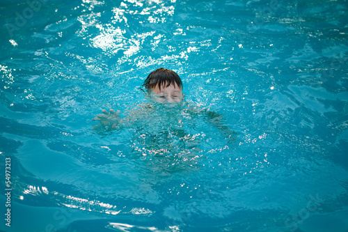 Konstfotografi Young boy drowning in the pool