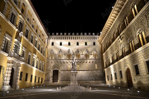 Fotografija Piazza Salimbeni Sienna