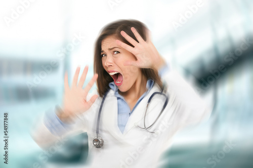 Foto Surprised shocked scared doctor woman afraid