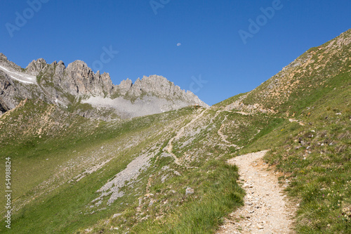 Sentier vers le col du Mône et sommets rocheux et lune © Sébastien Closs