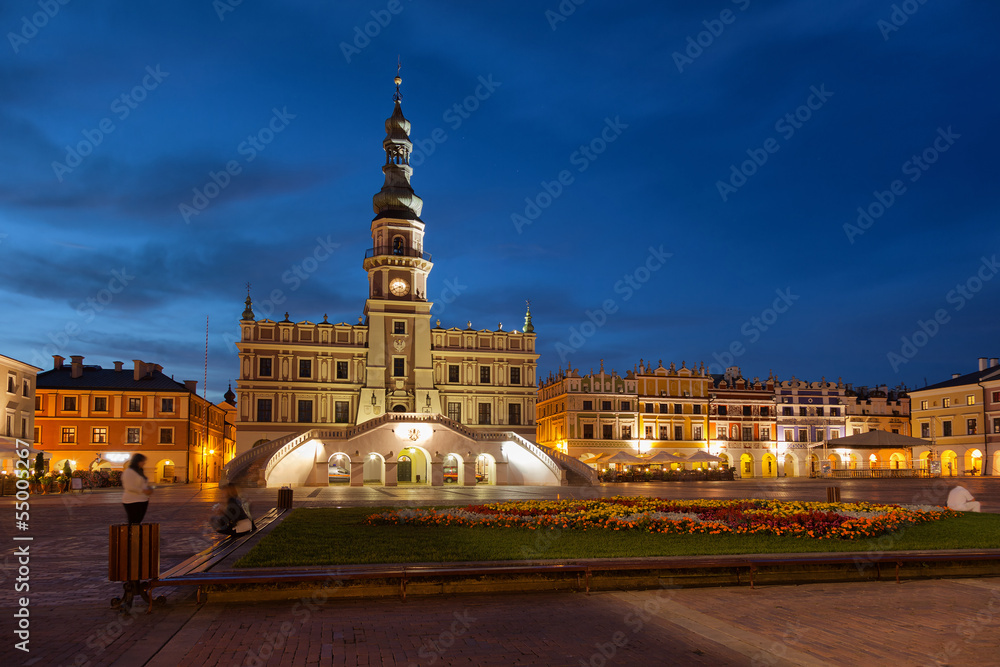 Night panorama of the Main Square in Zamosc, Poland. - obrazy, fototapety, plakaty 