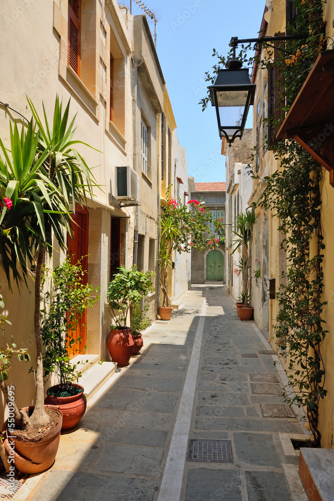Fototapeta Wąska ulica w mieście Rethymno, Crete, Grecja